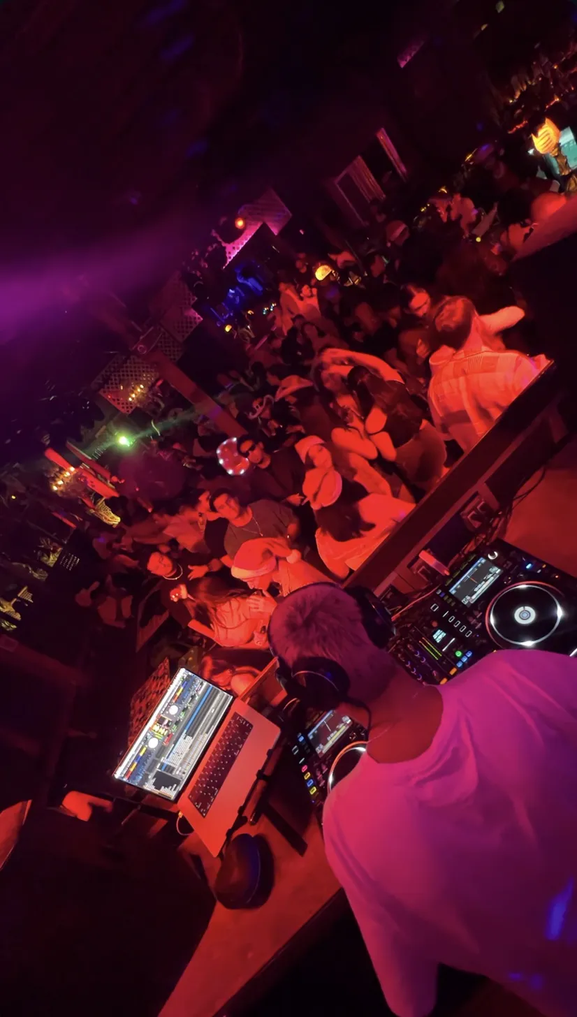 Pista llena durante un set de Klaus Hidalgo en Miami